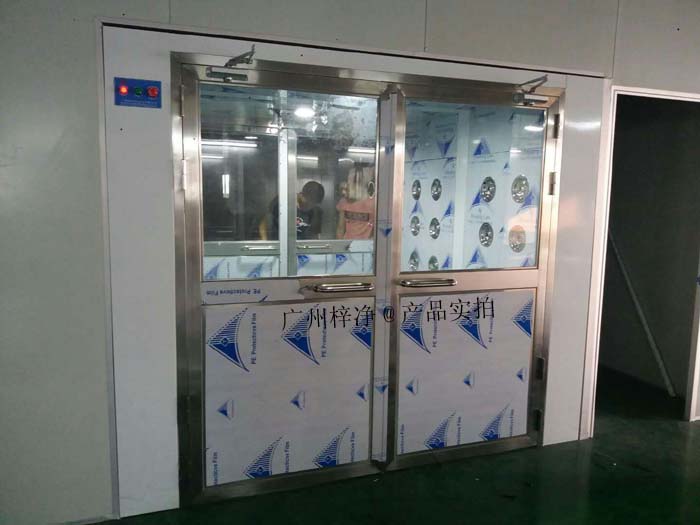 貨淋室又叫貨淋通道、風(fēng)淋通道、空氣吹淋通道、貨淋機(jī)、貨淋房、貨淋門、貨淋間、貨淋走廊等。