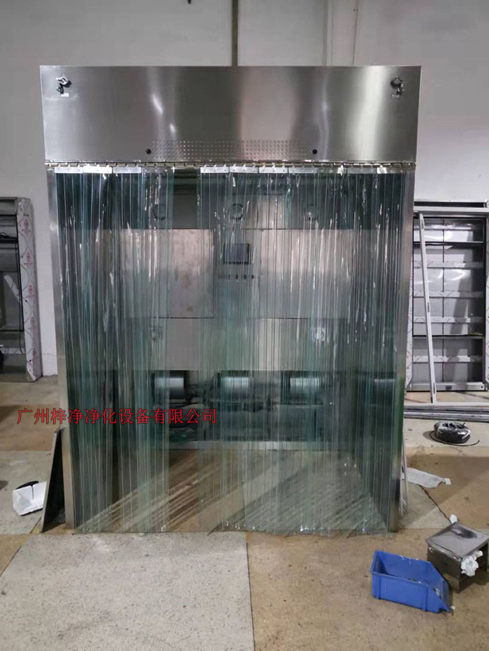 潔凈層流采樣車具體要求；從室內(nèi)空氣經(jīng)過初效過濾器，從高效空氣過濾器出風(fēng)，配無隔板高效過濾器過濾效率為：99.99@0.3μm和G4級初效過濾器，確保凈化級別，靜態(tài)100級美聯(lián)邦209E標(biāo)準(zhǔn)；