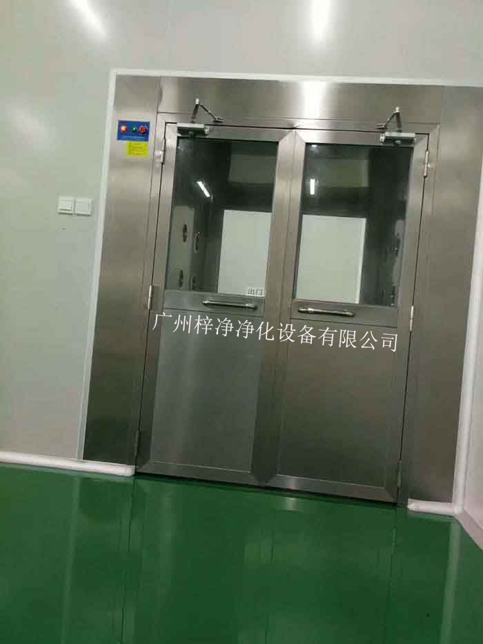 風(fēng)淋室安裝在進(jìn)入潔凈車間的人員應(yīng)經(jīng)過凈化處理